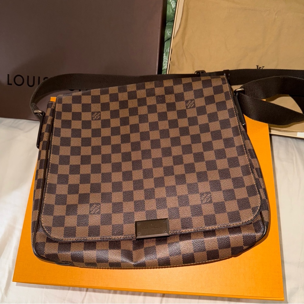Louis Vuitton District Messenger Bag MM